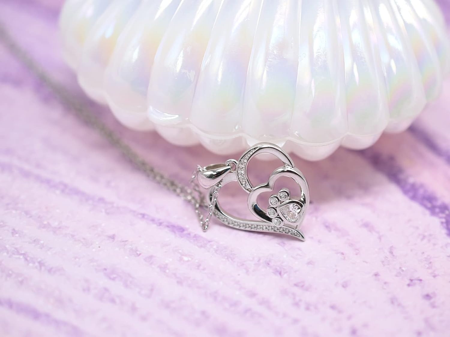 Collar de plata de ley con huella y corazón, adornado con circonitas