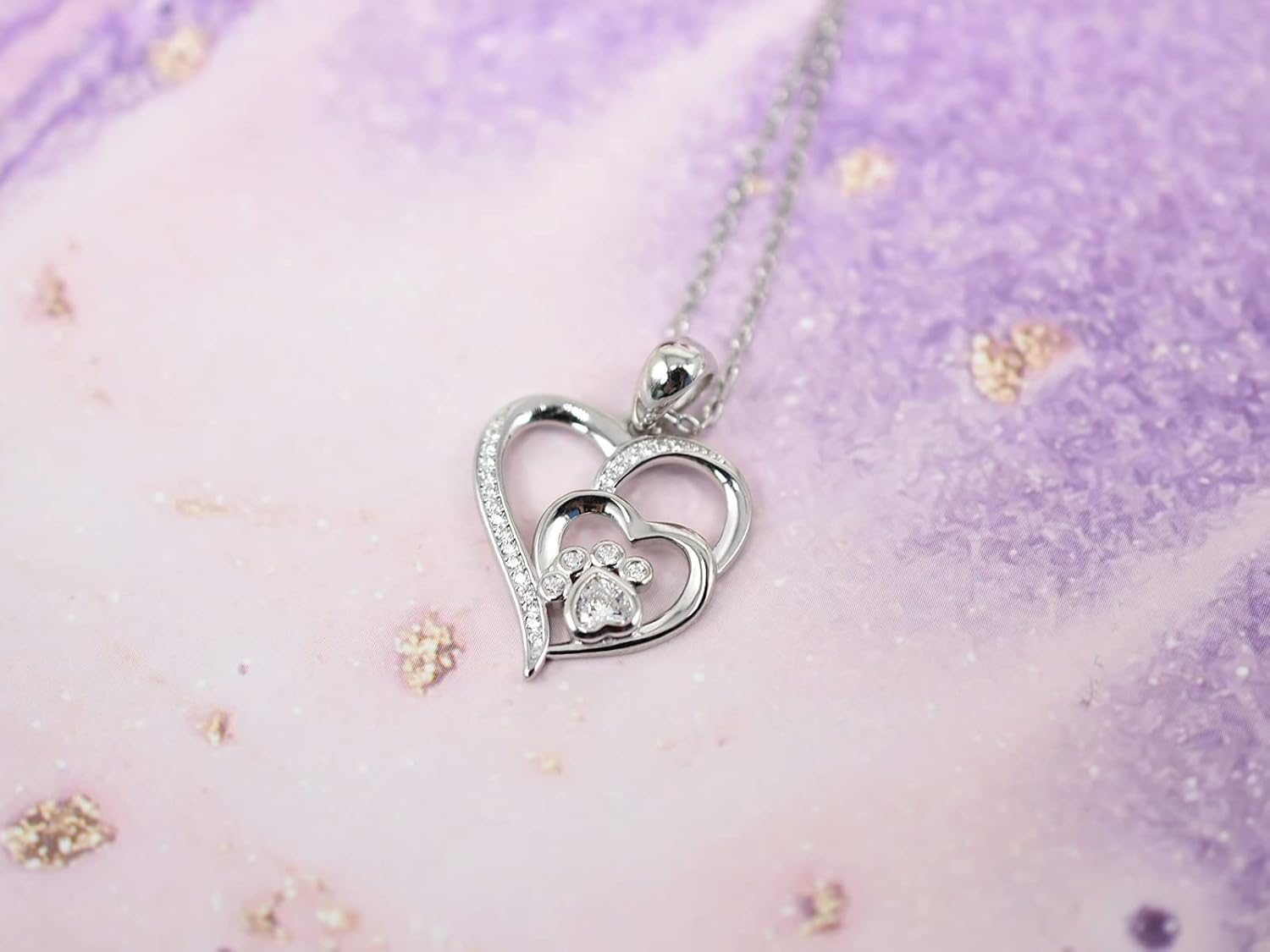 Collar de plata de ley con huella y corazón, adornado con circonitas