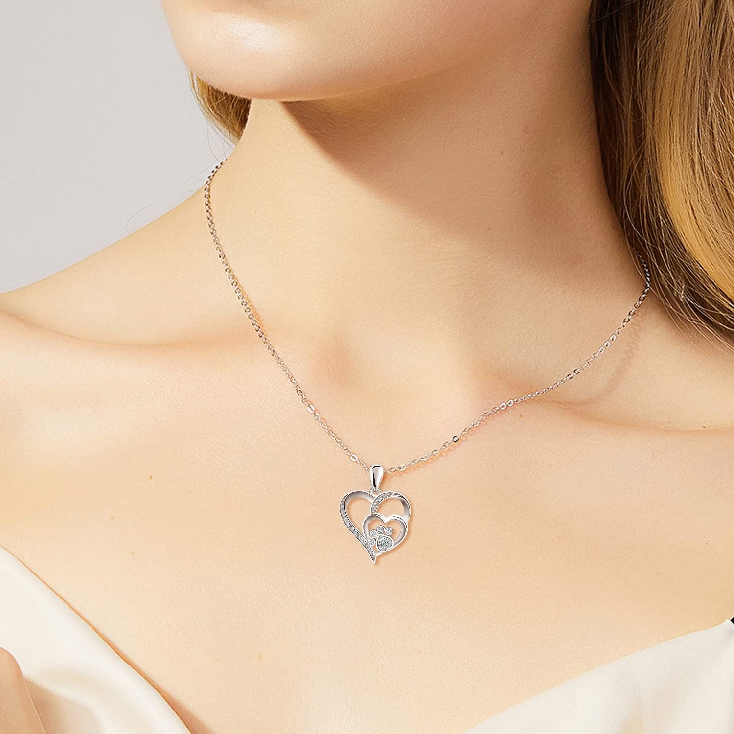 Collar de plata de ley con huella y corazón, adornado con circonitas