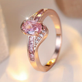 Anello dorato con cristallo rosa