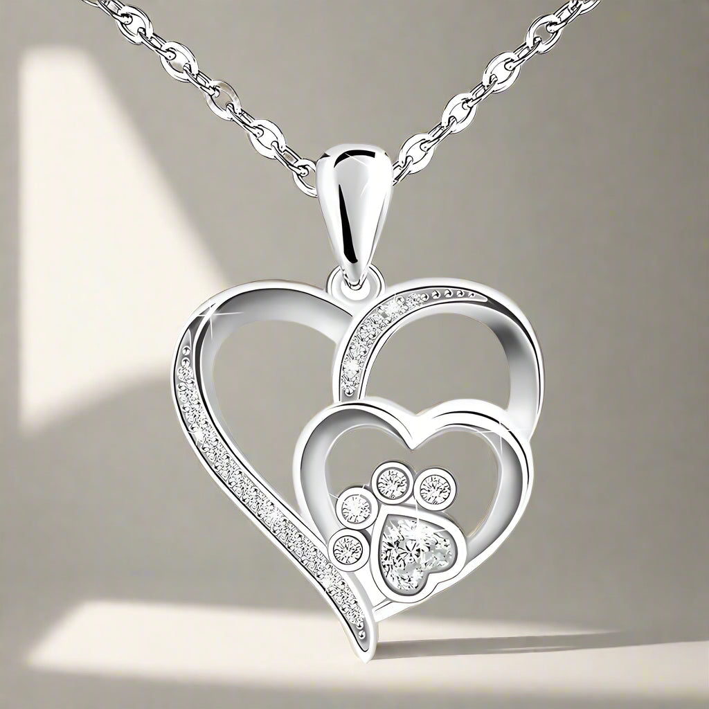Collar de plata de ley con huella y corazón, adornado con circonitas